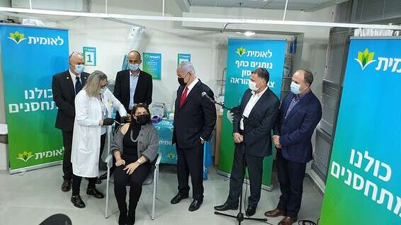 נתניהו ואדלשטיין בעת הביקור בסניף לאומית באשדוד, היום